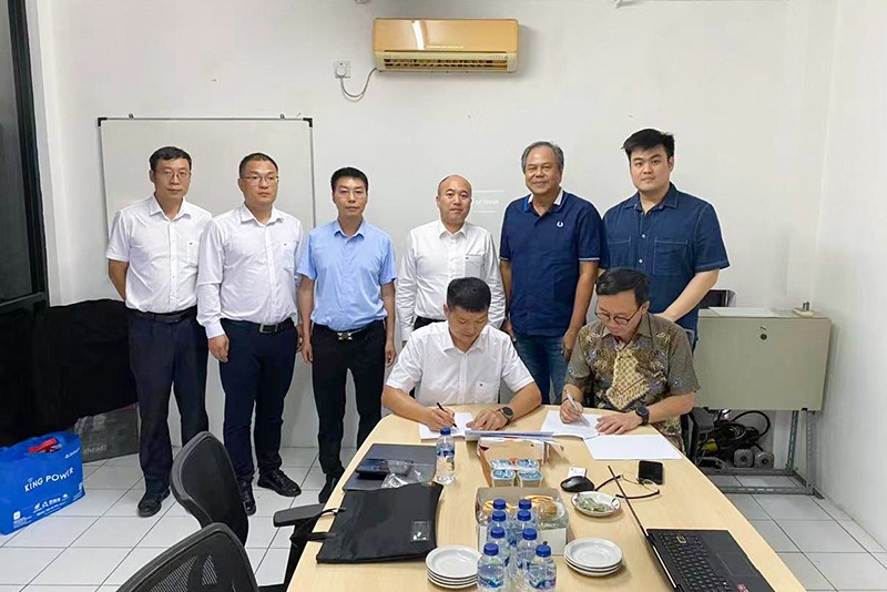 11-Weihua Southeast Asia Regional Manager signed a contract with the manager of Indonesia's second largest crane company.jpg
